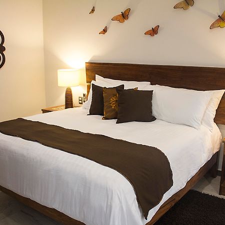 Casa Ticul Hotel Boutique - 5Th Ave (Adults Only) Плая дел Кармен Екстериор снимка A bed with a bed runner