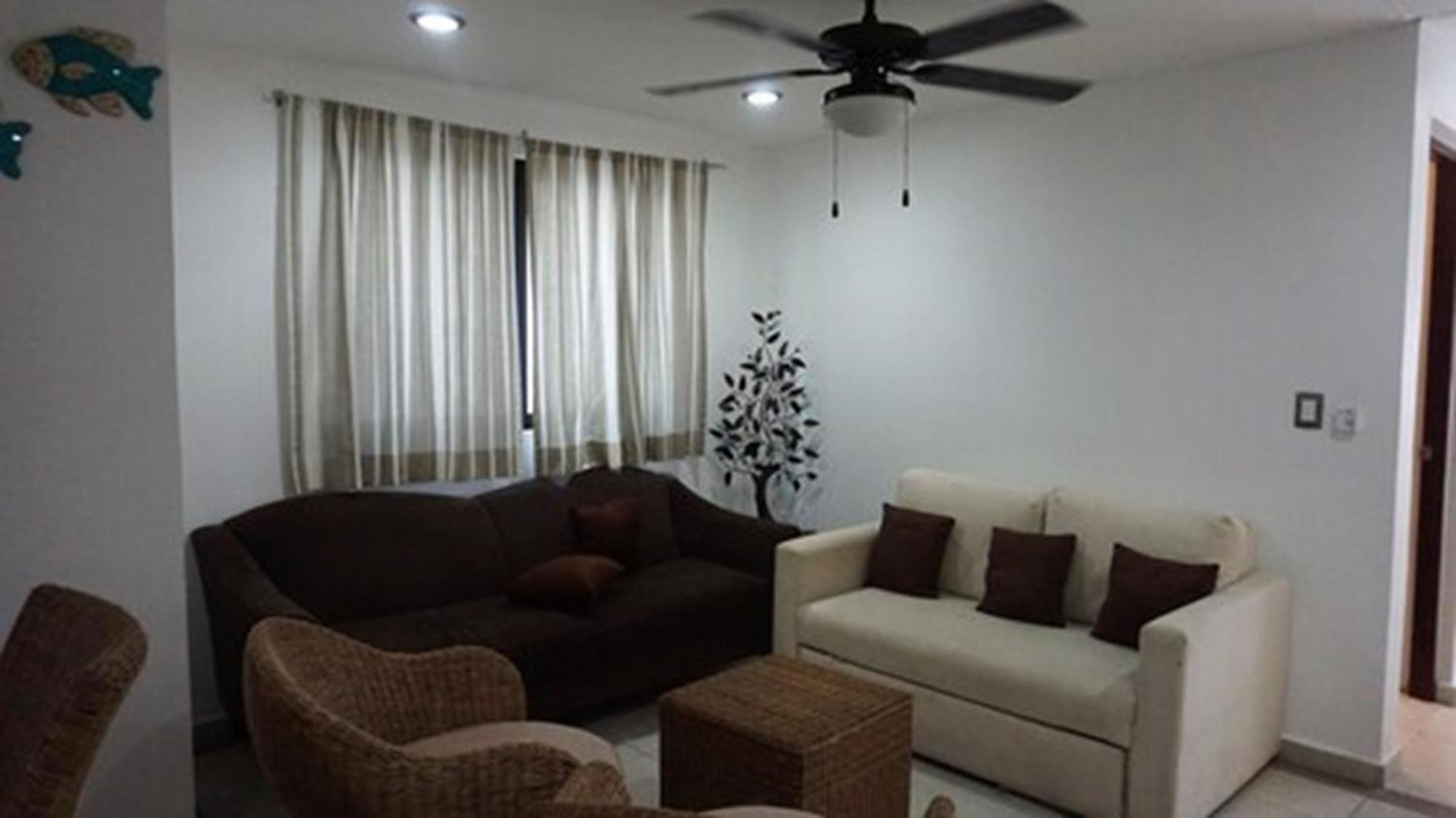 Casa Ticul Hotel Boutique - 5Th Ave (Adults Only) Плая дел Кармен Екстериор снимка A living room with a ceiling fan